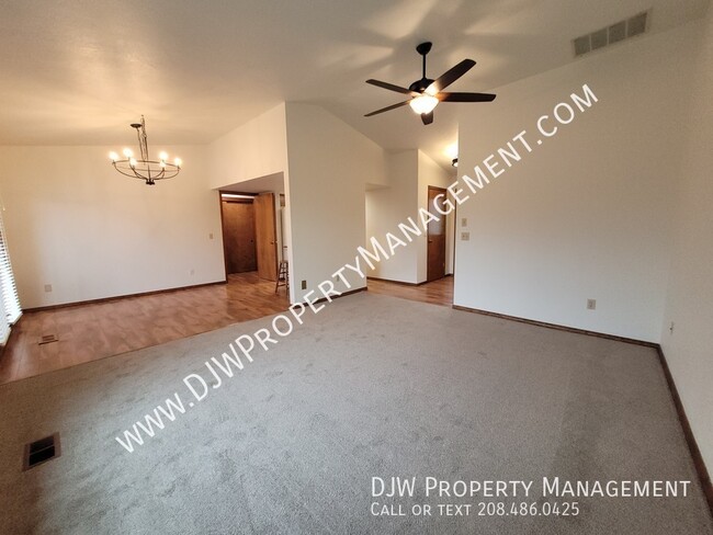 Foto del edificio - Recently Updated 4 Bed 3 Boise Home w/Atta...