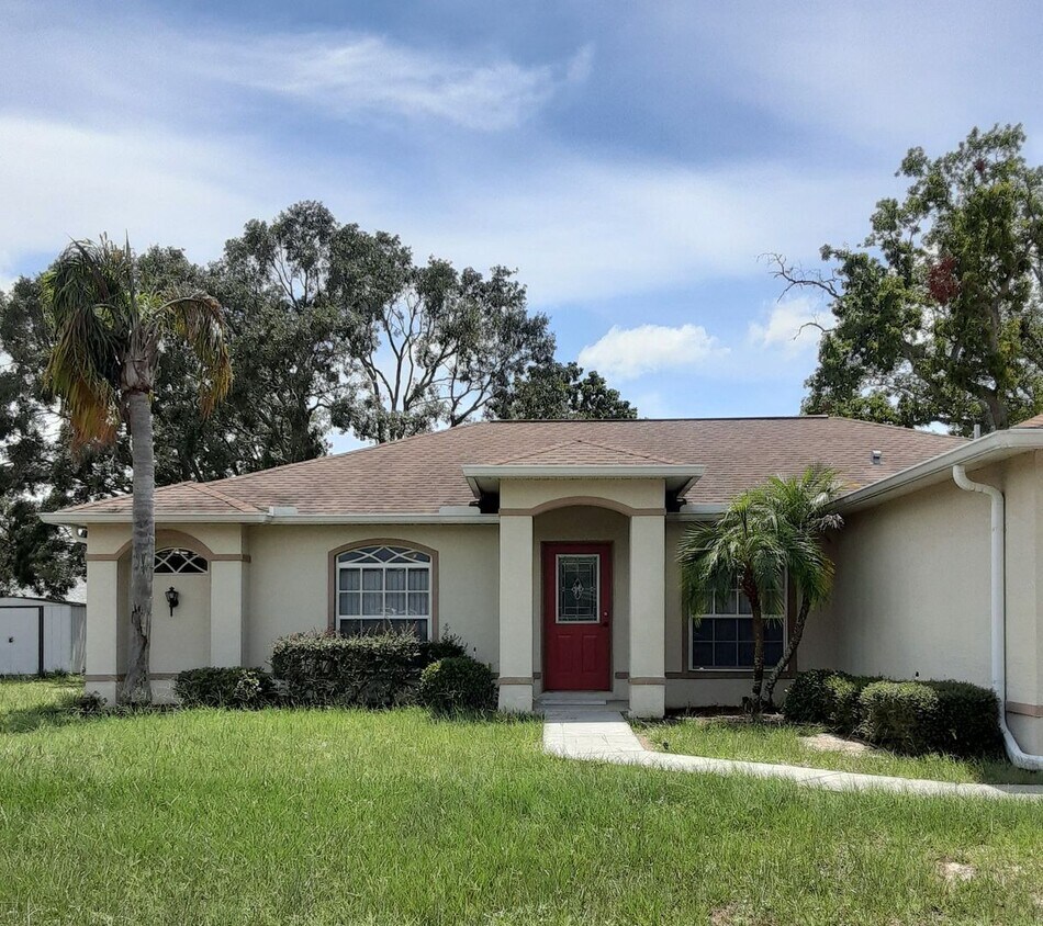 Foto principal - 3 Bedroom Home Close to Everything!