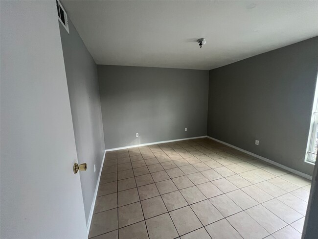 Building Photo - 8034 Antoine Dr