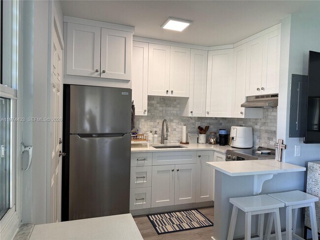 Foto del edificio - 130 N Collier Blvd