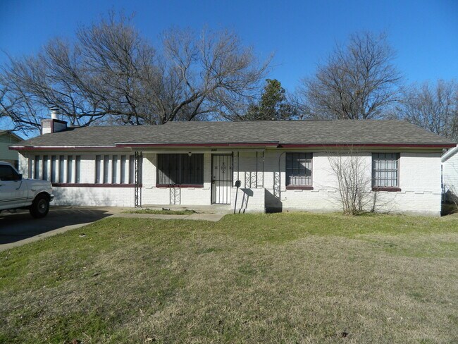Building Photo - COMING SOON! Brick 3-Bed, 2-Bath with Fenc...