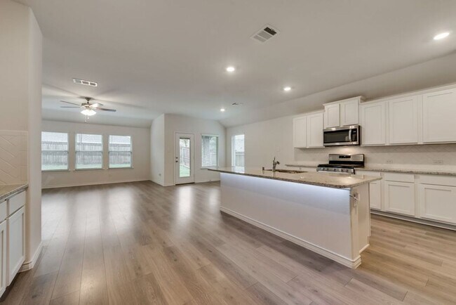 Building Photo - Beautifully Constructed 4 Bed 2 Bath - Lit...