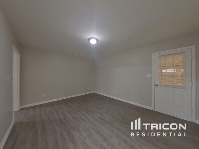 Building Photo - 5423 River Falls Dr