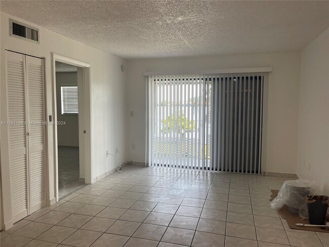 Foto del edificio - 2744 W 60th St