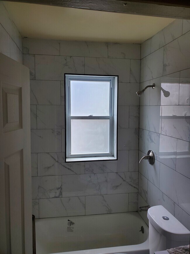 Bathroom - 1652 Dyre St