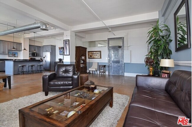 Foto del edificio - 108 W 2nd St