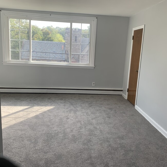 Roomy living room - 6324 Crescentville Rd