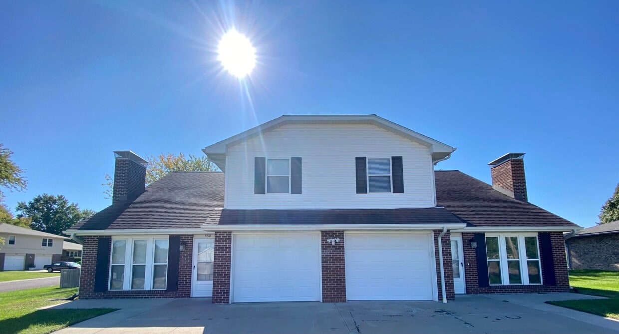 Primary Photo - 560 W Southampton Dr