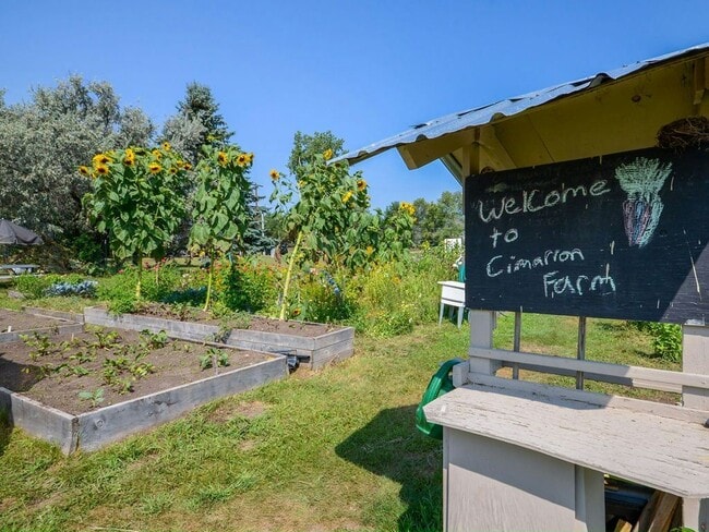 Building Photo - 464 Cimarron