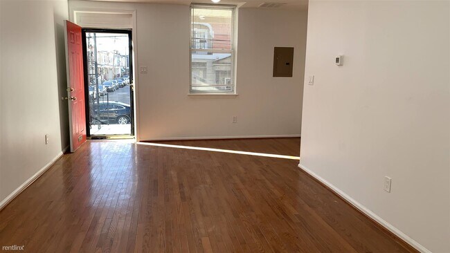 Building Photo - 3 br, 1 bath Triplex - 221 South 51st Stre...