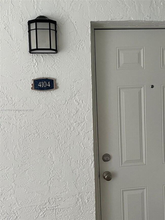 Foto del edificio - 3115 NE 184th St