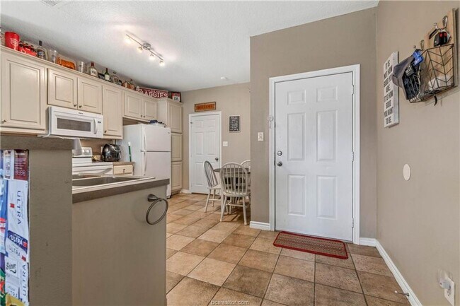 Building Photo - Available August 2026! Spacious 4 Bed House in South College Station!