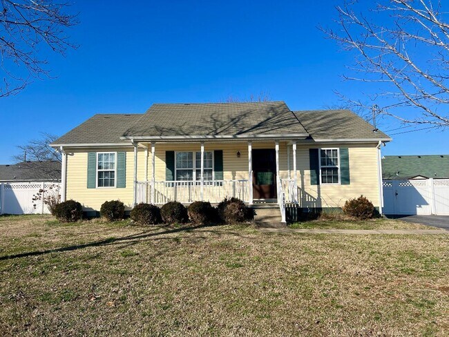 Building Photo - 3 Bed, 2 Bath Ranch Style House in Murfree...