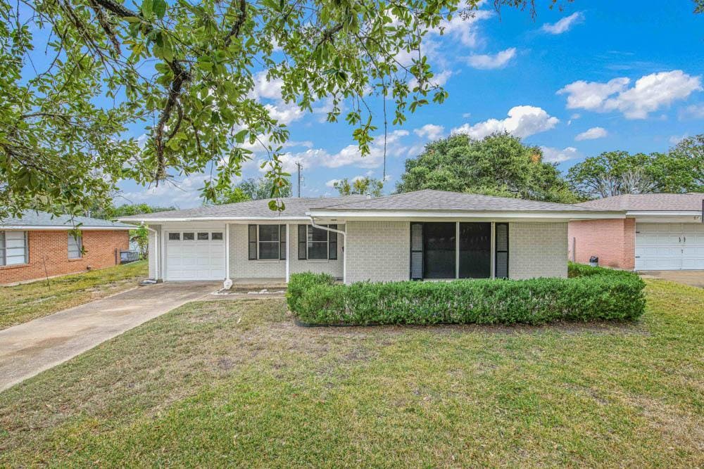 Foto principal - 2003 Vinewood Dr