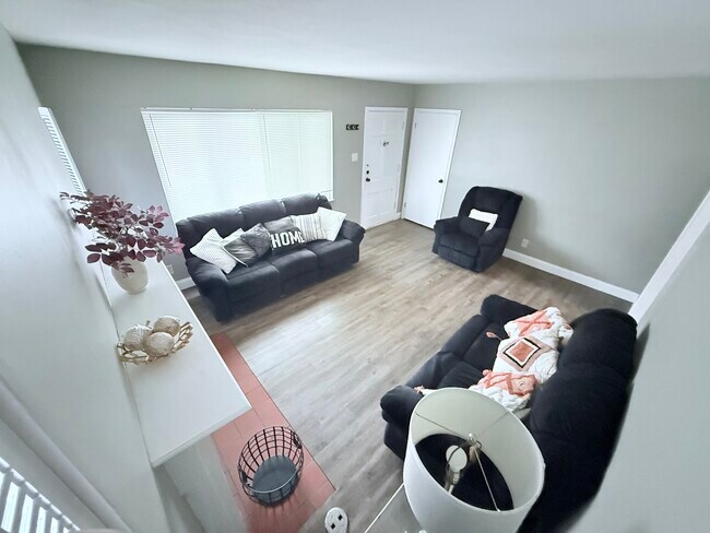 Foto del edificio - 7347 Dale Ave