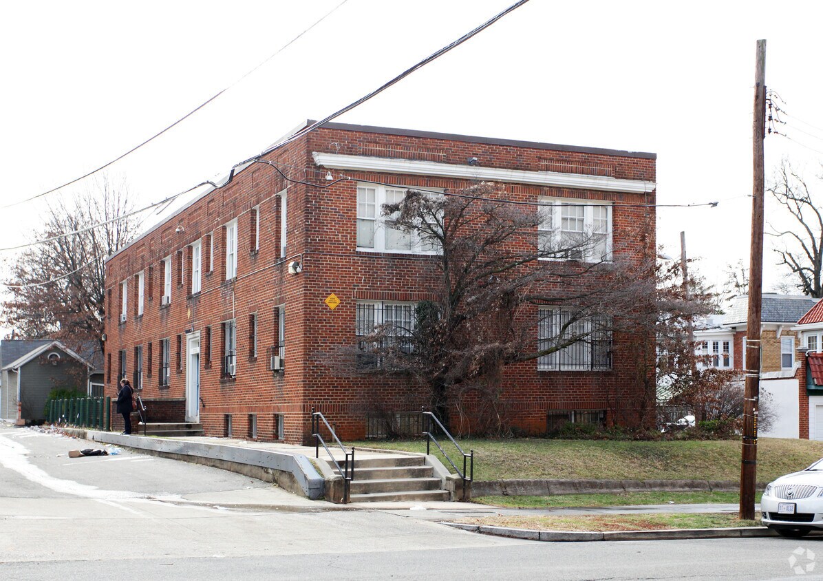 Foto principal - 3720 Macomb St NW