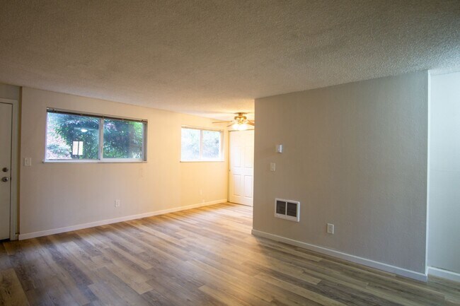 Foto del edificio - *1 MONTH FREE* Ground Floor 2 Bdr Close to the Heart of Multnomah Village!