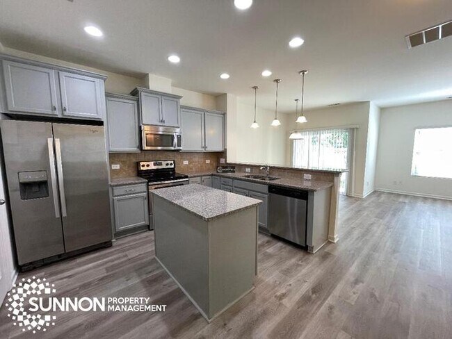 Foto del edificio - Fresh and finished: 3 bed, 2.5 bath townho...
