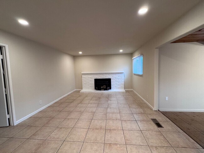 Foto del edificio - Spacious House with pool, family room, garage, deck and low maintenance landscaping