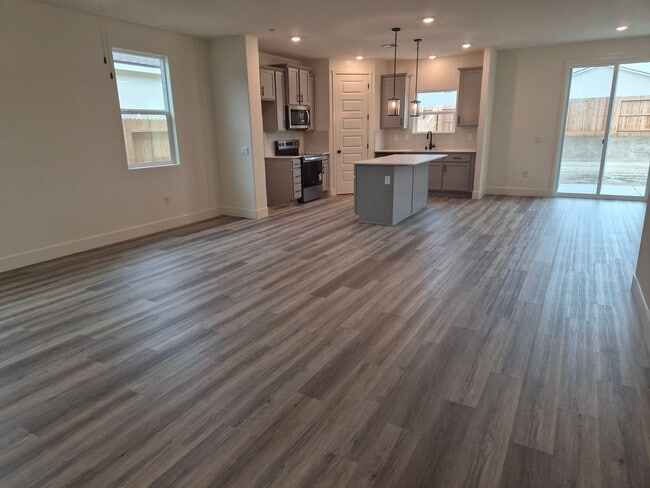 Foto del edificio - Large 4-Bedroom, 3-Bath Home