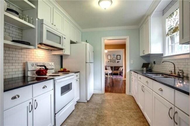 Building Photo - Charming Cottage For Rent