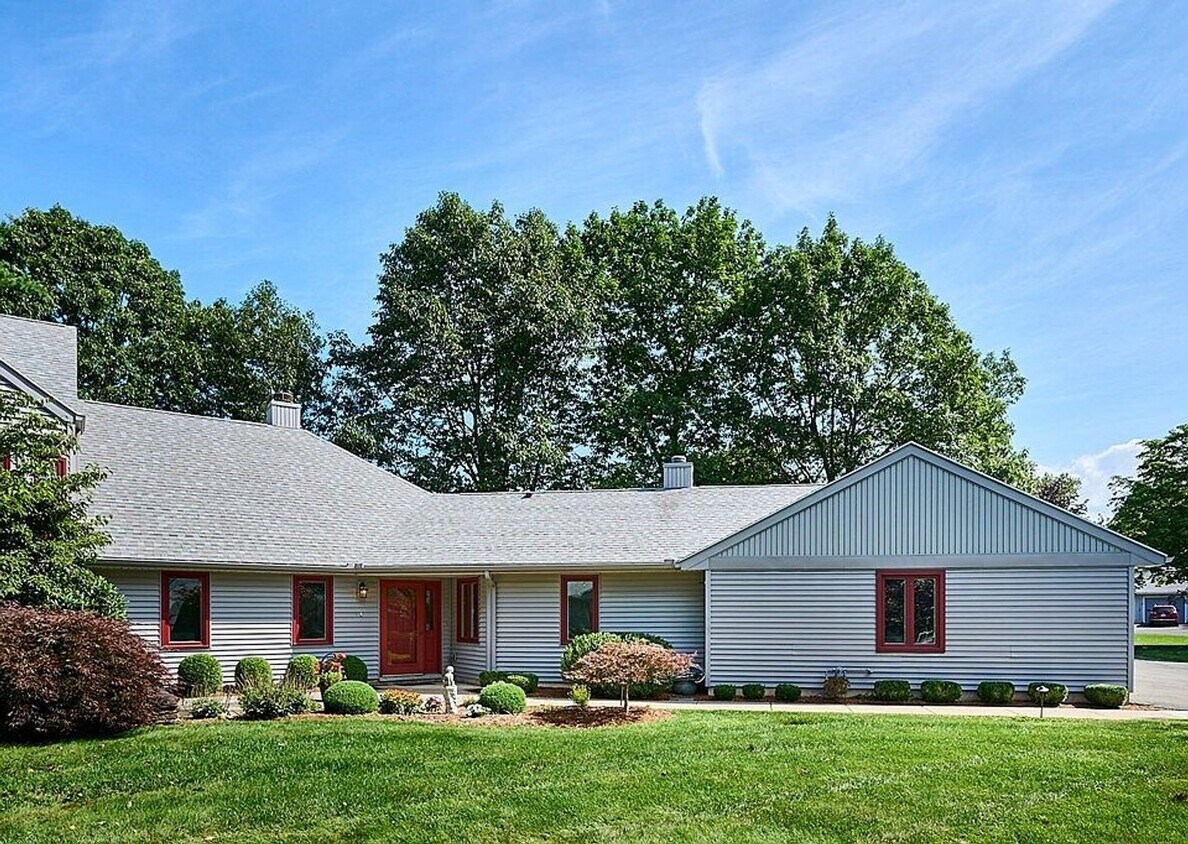 Primary Photo - 2 Bedroom Townhouse in Amherst Available 8/1