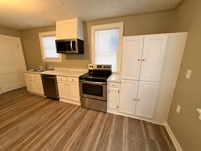 Building Photo - 6 W 30th St