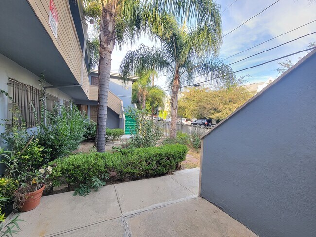 Foto del edificio - 875 N Hoover St