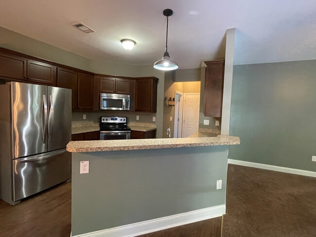 Building Photo - 570 Brewer Dr