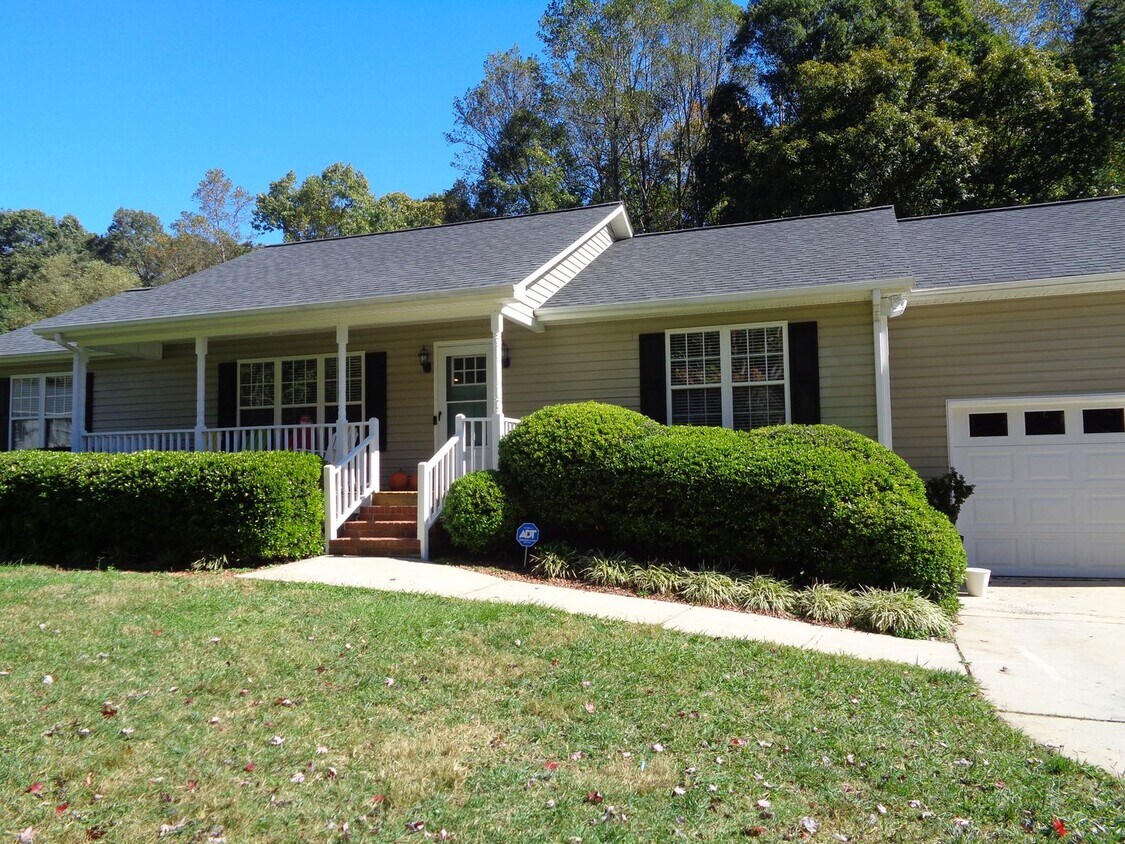 NICE-One Level House for Rent in Oak Ridge - NICE-One Level House for Rent in Oak Ridge