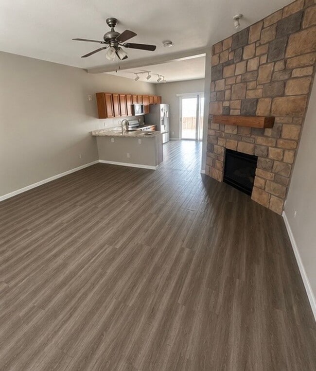 Building Photo - Beautiful Townhome