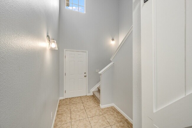 Foto del edificio - End Unit in Lake Washington Townhomes!!