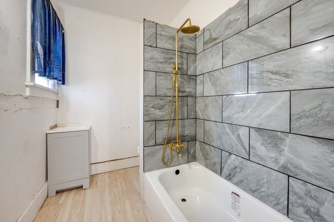 Building Photo - Remodeled 2 Bedroom Home Near WSU & Downto...
