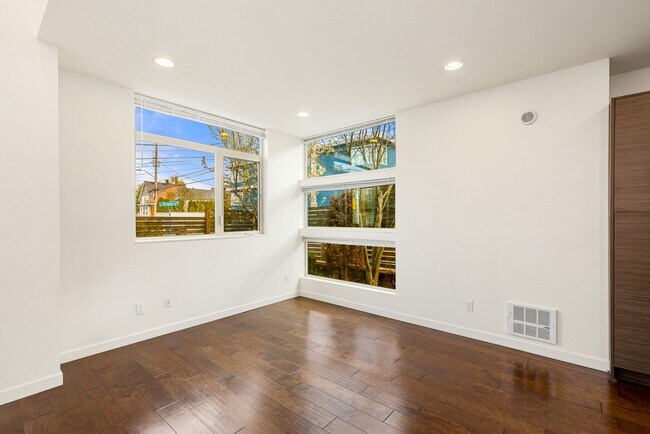 Foto del edificio - Great City Location - Corner 3 Bedroom Tow...