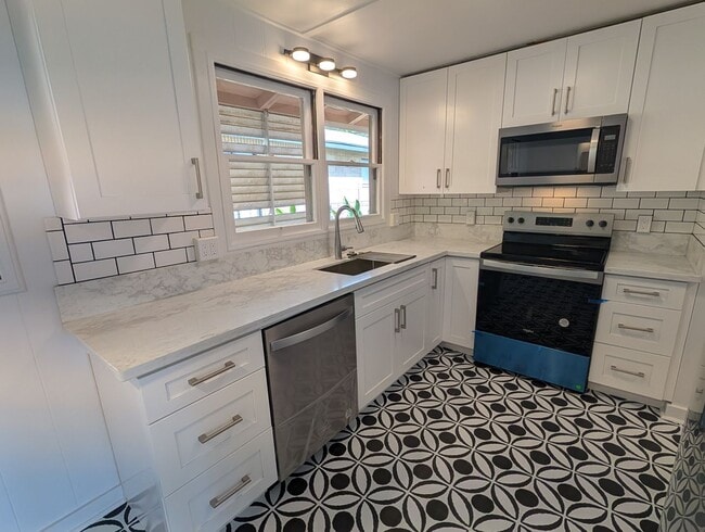 Photo - Ocean view upstairs 3 bed 2 bath 2 parking duplex near Likelike Hwy House