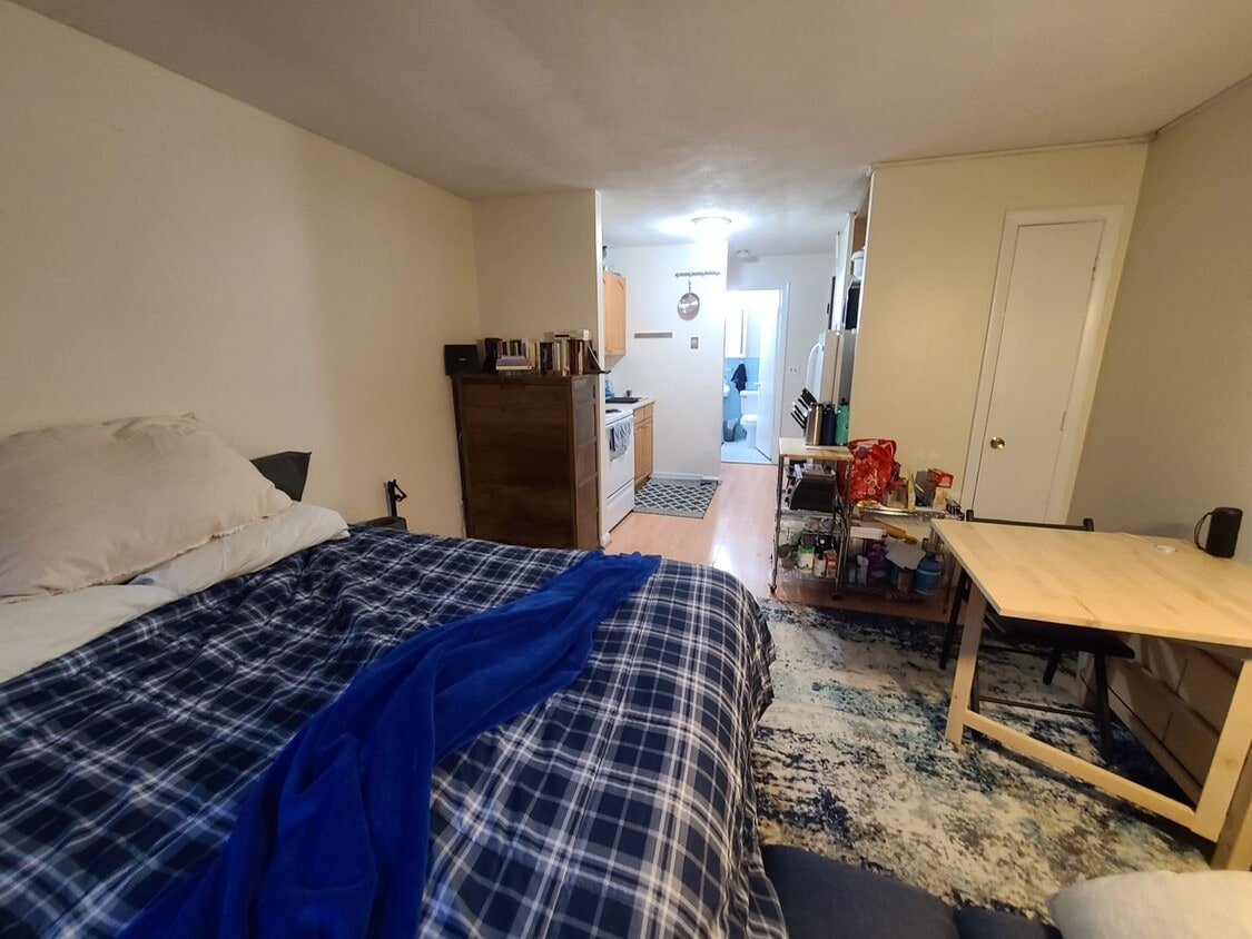 Building Photo - Cozy Studio - Off Street Parking - On Site...