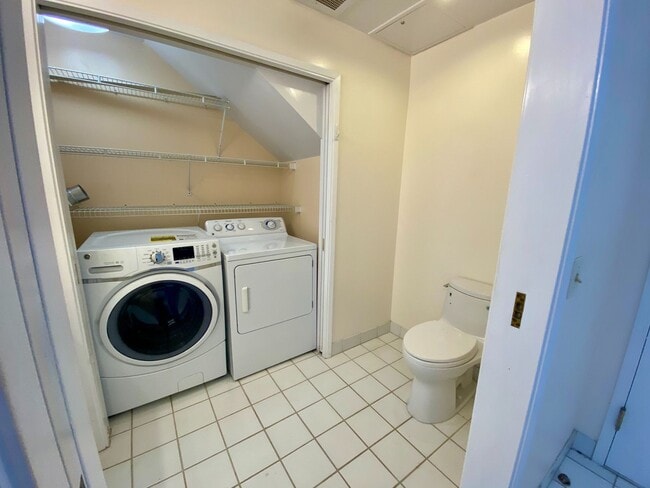 Building Photo - Luxurious 2/2.5/2 bi-level Kakaako apartment at the Imperial Plaza