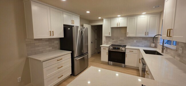 Foto del edificio - 4904 SE Bybee Blvd