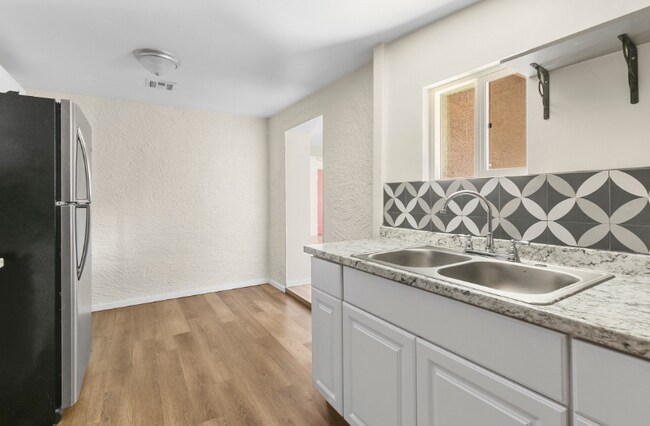 Building Photo - 1317 W Pima St