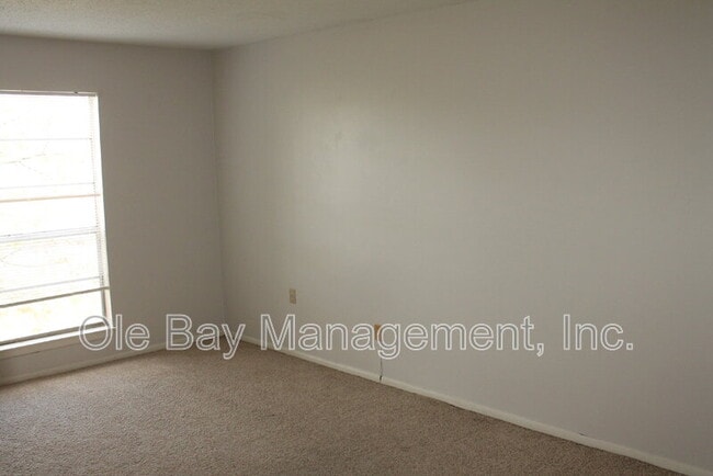 Building Photo - 233 Riverbend Dr