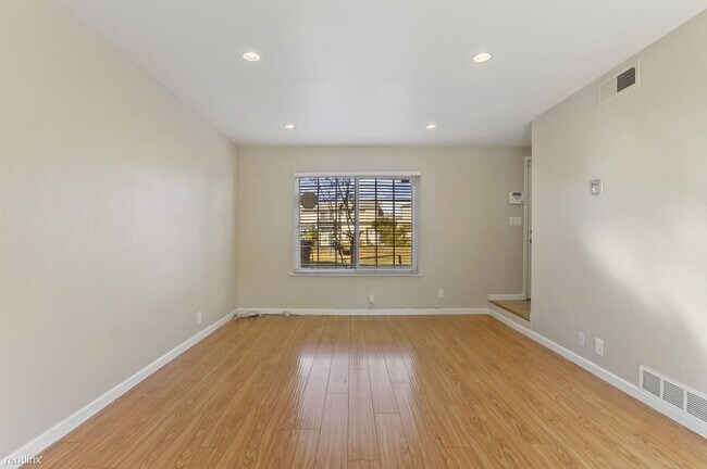 Building Photo - 3 br, 1.5 bath Townhome - 4379 Planet Circle