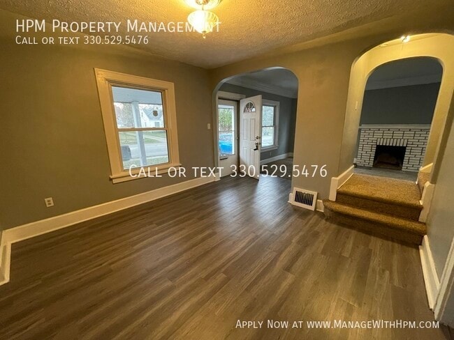 Building Photo - 866 S Hawkins Ave