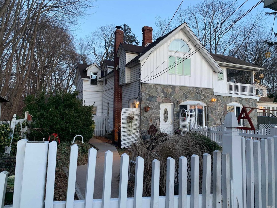 Primary Photo - 279 Lake Shore Rd