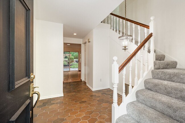 Building Photo - 4Bd/2.5Ba Bellevue House