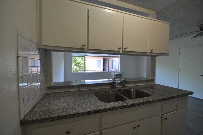 Foto del edificio - 14142 Victory Blvd