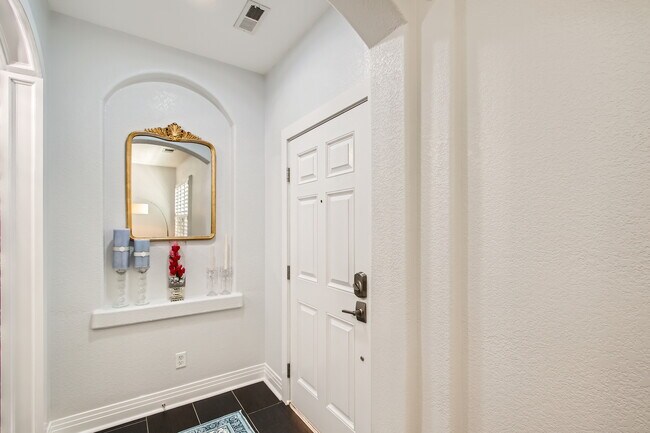 Entrada - 7349 Lowell Blvd
