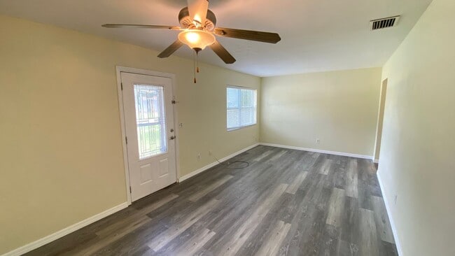 Building Photo - Single Family 3 Bedroom, 1 Bath Deltona Home!