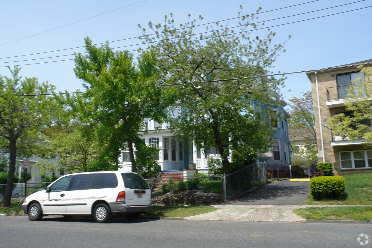 Building Photo - 615 Asbury Ave