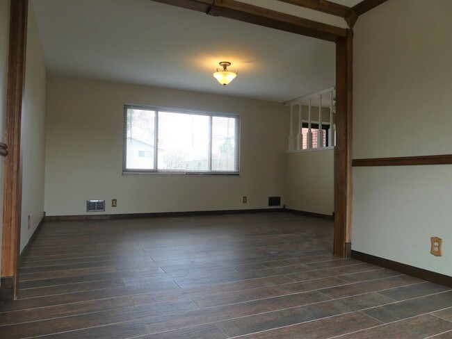 Foto del edificio - Remodeled 4 bedroom! Fenced backyard! 2 Ca...