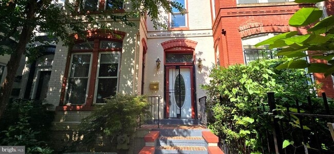Building Photo - 824 7th St NE
